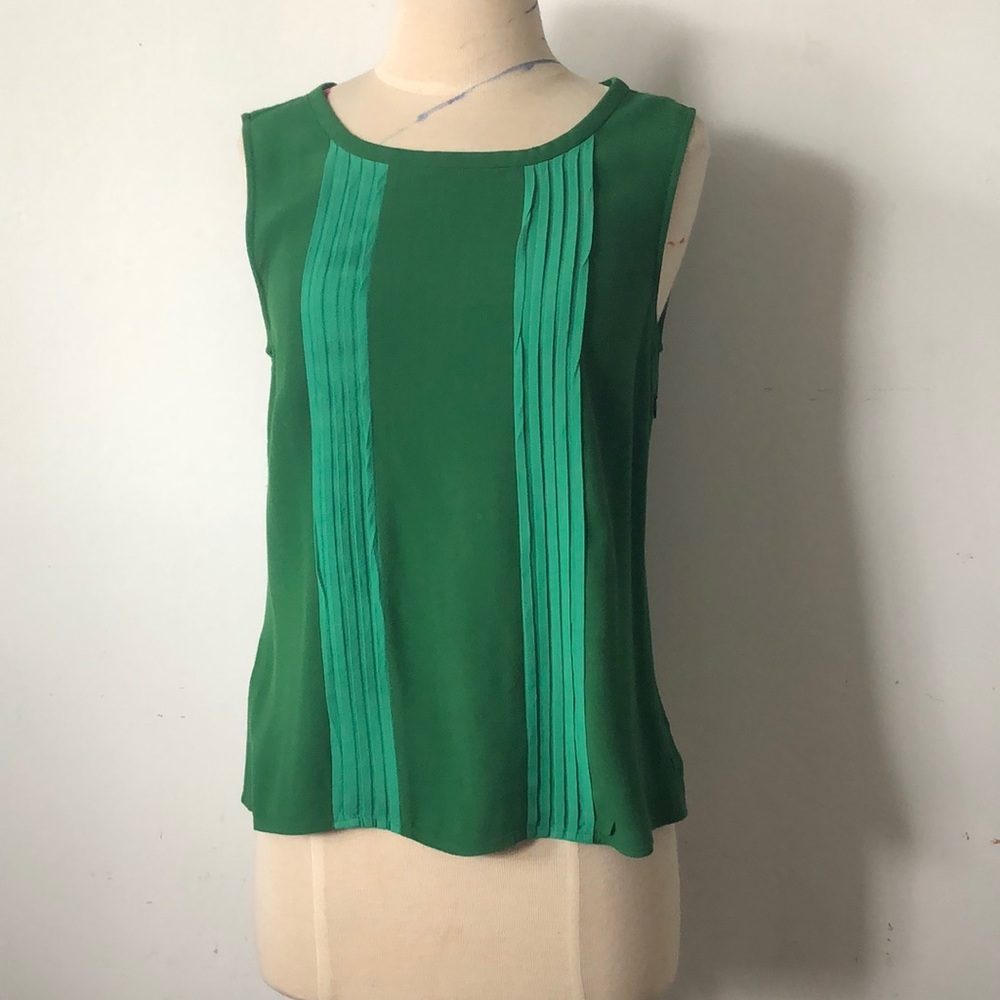 Charming Boden Emerald pleated sleeveless blouse